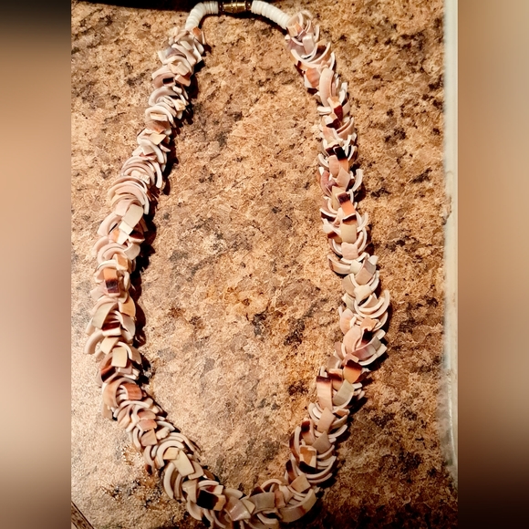 Vintage Beachy Handmade Cut Shell Necklace About 18inches Twist Clasp - Picture 2 of 6